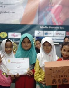 KSR PMI UIN Saizu Beri 70 Paket Sembako di Karangendep